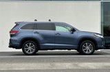 Used 2017 Toyota Highlander SE image 2