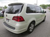 Used 2010 Volkswagen Routan SE image 2