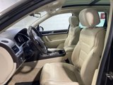 Used 2016 Volkswagen Touareg Lux image 2