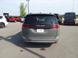 Used 2022 Chrysler Pacifica Touring-L image 4