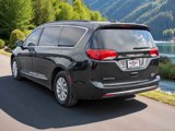 Used 2017 Chrysler Pacifica Touring-L image 4