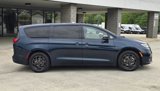 Used 2022 Chrysler Pacifica Limited w/ Uconnect Theater Family Group image 3