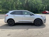 Used 2024 Ford Edge SE w/ Black Appearance Package image 5