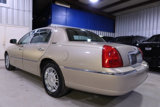 Used 2010 Lincoln Town Car Signature Limited image 3