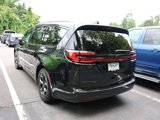 Used 2021 Chrysler Pacifica Limited w/ Uconnect Theater Family Group image 2