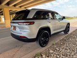 Used 2022 Jeep Grand Cherokee Limited w/ Luxury Tech Group II image 2