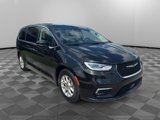 Used 2023 Chrysler Pacifica Touring-L image 4