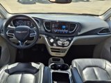 Used 2022 Chrysler Pacifica Touring-L image 5