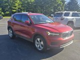 Used 2022 Volvo XC40 T4 Momentum image 2
