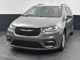Used 2022 Chrysler Pacifica Touring-L image 4