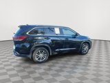 Used 2017 Toyota Highlander XLE image 3