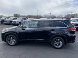 Used 2017 Toyota Highlander XLE image 2