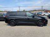 Used 2023 Chrysler Pacifica Limited w/ Uconnect Theater Family Group image 2