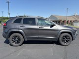 Used 2017 Jeep Cherokee Trailhawk image 2