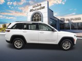 Used 2023 Jeep Grand Cherokee Laredo image 2