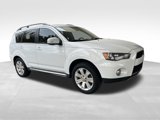 Used 2013 Mitsubishi Outlander SE image 2