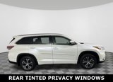 Used 2016 Toyota Highlander XLE image 2