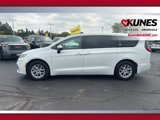Used 2023 Chrysler Pacifica Touring-L image 6