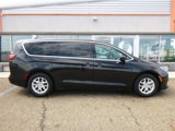 Used 2017 Chrysler Pacifica Touring image 4
