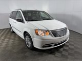 Used 2016 Chrysler Town & Country Touring-L image 5