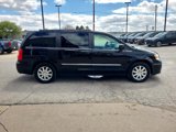 Used 2016 Chrysler Town & Country Touring image 4