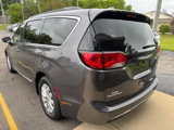 Used 2017 Chrysler Pacifica Touring-L image 5