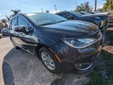 Used 2017 Chrysler Pacifica Limited image 2
