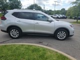 Used 2019 Nissan Rogue SV image 2