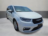 Used 2023 Chrysler Pacifica Touring-L image 4