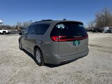 Used 2022 Chrysler Pacifica Touring-L image 6