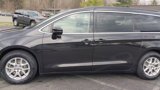 Used 2022 Chrysler Pacifica Touring-L image 3