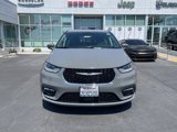 Used 2022 Chrysler Pacifica Touring-L w/ Uconnect Theater Family Group image 2