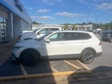 Used 2022 Volkswagen Tiguan SE w/ Panoramic Sunroof Package image 3
