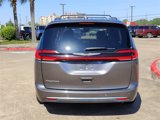 Used 2022 Chrysler Pacifica Touring-L image 6