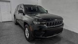 Used 2023 Jeep Grand Cherokee Laredo image 2