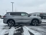 Used 2024 Mitsubishi Outlander SE image 2
