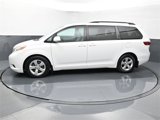 Used 2016 Toyota Sienna LE image 2