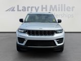 Used 2023 Jeep Grand Cherokee Laredo image 2