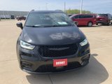 Used 2021 Chrysler Pacifica Limited w/ Uconnect Theater Family Group image 2