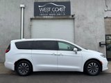 Used 2022 Chrysler Pacifica Touring-L w/ Uconnect Theater Family Group image 2