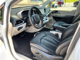 Used 2023 Chrysler Pacifica Touring-L image 6