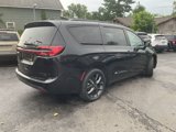 Used 2021 Chrysler Pacifica Limited w/ Uconnect Theater Family Group image 2