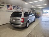 Used 2014 Chrysler Town & Country Touring image 3