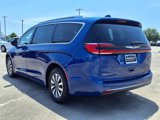 Used 2021 Chrysler Pacifica Touring-L w/ Premium & Safety Sphere Group image 2