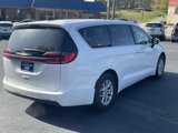 Used 2023 Chrysler Pacifica Touring-L image 5
