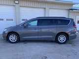 Used 2022 Chrysler Pacifica Touring-L image 4
