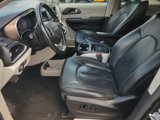 Used 2018 Chrysler Pacifica Touring-L image 4