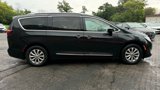 Used 2019 Chrysler Pacifica Touring-L image 6
