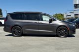 Used 2018 Chrysler Pacifica Touring-L w/ Premium Audio Group image 2