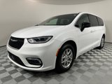 Used 2025 Chrysler Pacifica Select image 4